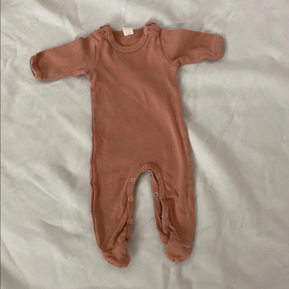 kate quinn Other - Like new Kate Quinn nb onesie with footies